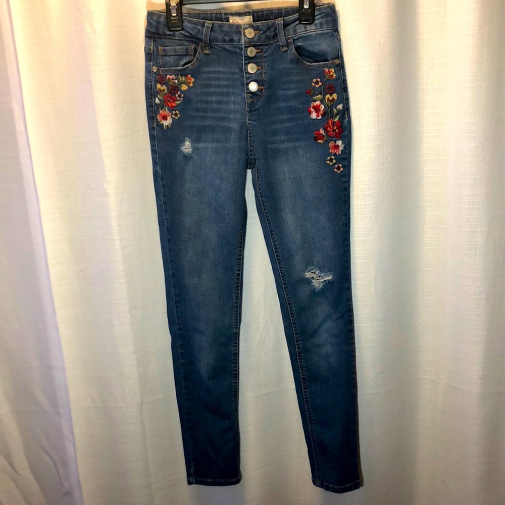 Embroidered Flowers Ripped Jeans (So - brand)